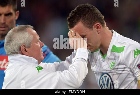 Neapel, Italien. 23. April 2015. Wolfsburgs Ivan Perisic erhält Behandlung nach seinem Tor 2: 2 in der UEFA Europa League Viertelfinale zweiten Bein Fußballspiel zwischen SSC Napoli und VfL Wolfsburg im Stadio San Paolo in Neapel, Italien, 23. April 2015. Foto: Peter Steffen/Dpa/Alamy Live News Stockfoto