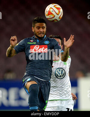 Neapel, Italien. 23. April 2015. Wolfsburgs Christian Traesch (R) und Lorenzo Insigne des SSC Napoli in Aktion während der UEFA Europa League Viertel Finale Rückspiel-match zwischen SSC Napoli und VfL Wolfsburg im Stadio San Paolo in Neapel, Italien, 23. April 2015. Foto: Peter Steffen/Dpa/Alamy Live News Stockfoto