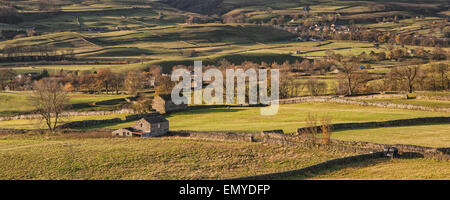 Panorama Landschaft traditionelle Scheune in herbstlicher Landschaft Stockfoto