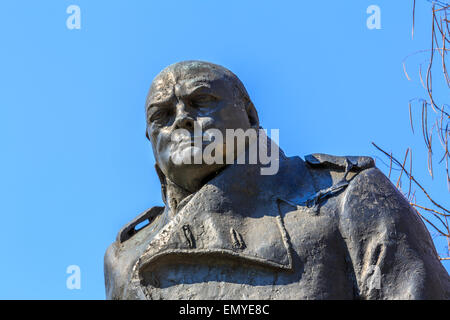 Die Statue von Sir Winston Churchill in Parliament Square London England Großbritannien Stockfoto