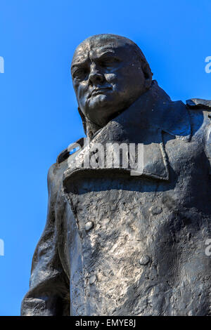 Die Statue von Sir Winston Churchill in Parliament Square London England Großbritannien Stockfoto