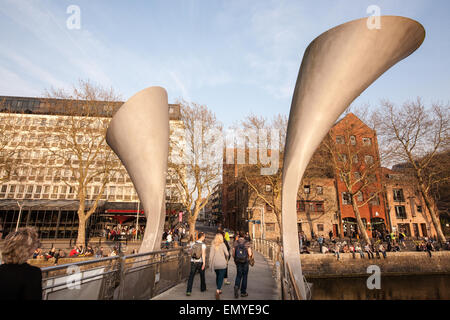 Bei Sonnenuntergang. Detail der Pero Brücke. Benannt nach einem Sklaven, erstreckt sich dieser Fußgängerzone Klappbrücke St Augustine Reach in Bristol Stockfoto