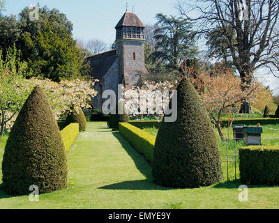 Hinton Ampner Pfarrkirche erbaut im 13. Jahrhundert (restauriert 1879) & Allerheiligen, am Nachmittag einen herrlichen Frühling gewidmet. Stockfoto