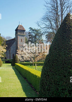 Hinton Ampner Pfarrkirche erbaut im 13. Jahrhundert (restauriert 1879) & Allerheiligen, am Nachmittag einen herrlichen Frühling gewidmet. Stockfoto