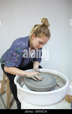 TeilnehmerInnen in einem Keramik-Klasse, Kunstunterricht, Herstellung von Keramik, London, England, UK Stockfoto