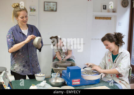 TeilnehmerInnen in einem Keramik-Klasse, Kunstunterricht, Herstellung von Keramik, London, England, UK Stockfoto