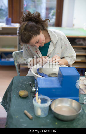 TeilnehmerInnen in einem Keramik-Klasse, Kunstunterricht, Herstellung von Keramik, London, England, UK Stockfoto