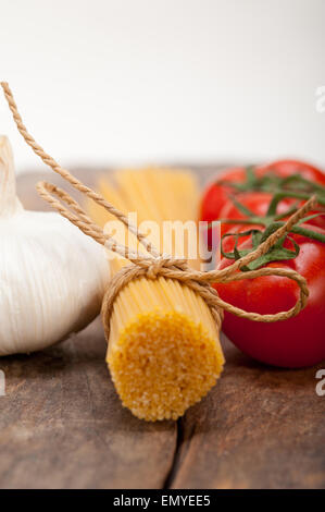 Grundlegende italienische Pasta frische Kirschtomaten Knoblauch Stockfoto