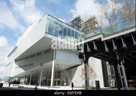 New York, New York, USA. 23. April 2015. Die neue Heimat des 85-j hrige Whitney Museum of American Art ist im Meatpacking District von Manhattan. Das Gebäude wurde von Renzo Piano entworfen und auf Freitag, 1. Mai 2015 für das Publikum geöffnet. Terese Loeb © Kreuzer/Alamy Live-Nachrichten Stockfoto