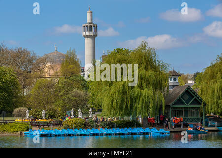 Das Regents Park See zum Bootfahren und die London Central Mosque an einem sonnigen blauen Himmel Tag, London, England, Großbritannien Stockfoto