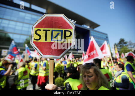 Bonn, Deutschland. 24. April 2015. Eine Frau hält ein Stop-Schild, wie Mitarbeiter der Postbank in token Streiks vor der Postbank in Bonn, Deutschland, 24. April 2015 zu beteiligen. Eine Sitzung des Aufsichtsrats entscheidet über die zukünftigen Strategien der das Finanzinstitut. Die Entsorgung der Postbank ist eine der Optionen sowie der Ausgliederung der gesamten Privat banking inklusive Postbank. Foto: Oliver Berg/Dpa/Alamy Live News Stockfoto