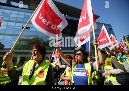 Bonn, Deutschland. 24. April 2015. Mitarbeiter der Postbank teilnehmen an token Streiks vor der Postbank in Bonn, Deutschland, 24. April 2015. Eine Sitzung des Aufsichtsrats entscheidet über die zukünftigen Strategien der das Finanzinstitut. Die Entsorgung der Postbank ist eine der Optionen sowie der Ausgliederung der gesamten Privat banking inklusive Postbank. Foto: Oliver Berg/Dpa/Alamy Live News Stockfoto