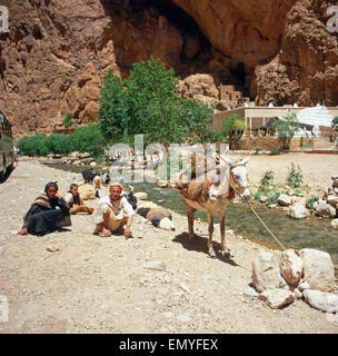 Bauern am Todghra-Fluss, Hoher Atlas, Marokko 1980er Jahre. Bauern am Fluss Todghra, hoher Atlas, Marokko der 1980er Jahre. Stockfoto