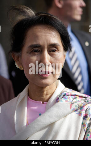 Aung San Suu Kyi - Gang Durch Das Brandenburger Tor, 12. April 2014, Berlin. Stockfoto