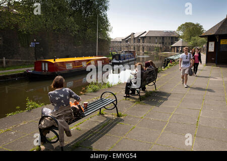 Großbritannien, England, Lancashire, Lancaster, Menschen, entspannen in der Sonne am Kanal bei Penny Street Bridge Stockfoto