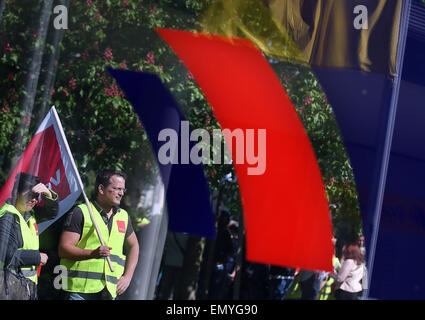 Bonn, Deutschland. 24. April 2015. Mitarbeiter der Postbank spiegeln sich im Logo der Bank auf Glas, wie sie token Streiks vor der Postbank in Bonn, Deutschland, 24. April 2015 teilnehmen. Eine Sitzung des Aufsichtsrats entscheidet über die zukünftigen Strategien der das Finanzinstitut. Die Entsorgung der Postbank ist eine der Optionen sowie der Ausgliederung der gesamten Privat banking inklusive Postbank. Foto: Oliver Berg/Dpa/Alamy Live News Stockfoto