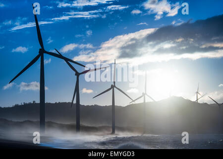 Wind Turbine Power Generatoren Silhouetten am Abend Ozean Küste. Alternative erneuerbare Energieproduktion in Philippinen Stockfoto