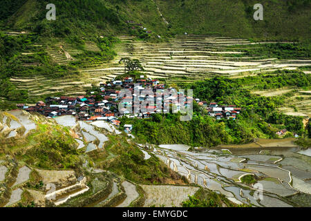 Super Panoramablick auf Reisfelder Terrassen und Dorf beherbergt in Ifugao Provinz Bergen. Banaue, Philippinen-UNESCO-Welterbe Stockfoto