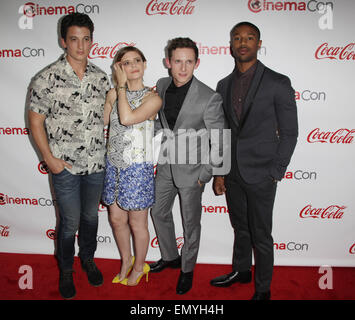 Las Vegas, Nevada, USA. 23. April 2015. (L-R) Schauspieler Jamie Bell, Kate Mara, Miles Teller und Michael B Jordan Besetzung der fantastischen vier besuchen 2015 CinemaCon Big Screen Einzelspieler Awards am 23. April 2015 im Caesars Palace Hotel & Casino in Las Vegas, Nevada-Credit: Marcel Thomas/ZUMA Draht/Alamy Live News Stockfoto