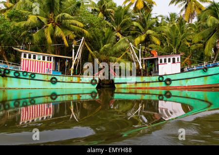 Indische Fischerboote mit schönen Spiegelungen im Wasser Stockfoto