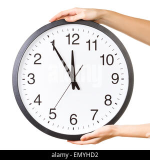 Frau hält eine große Uhr, die isoliert auf einem weißen Hintergrund. Zeit c Stockfoto