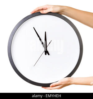Frau hält eine große Uhr Stockfoto
