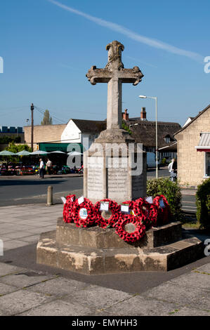 Village Center und Krieg-Denkmal, Bishops Cleeve, Gloucestershire, England, UK Stockfoto