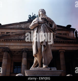 Juli 2003 - BERLIN: Friedrich Schiller Denkmal / Statue vor dem "Konzerthaus" (Konzertsaal) am Gendarmenmarkt in Berlin-Mitte. Stockfoto