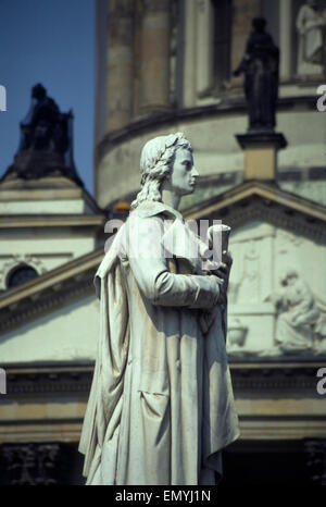 Juli 2003 - BERLIN: Friedrich Schiller Denkmal / Statue vor dem "Konzerthaus" (Konzertsaal) am Gendarmenmarkt in Berlin-Mitte. Stockfoto