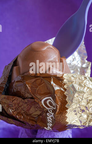 Cadbury Dairy Milk Ei'n'Löffel - choc - voll von Flauschigen lecker milchig Mousse mit Wrapper rückgängig gemacht Inhalte und Löffel - bereit für Ostern zu zeigen Stockfoto