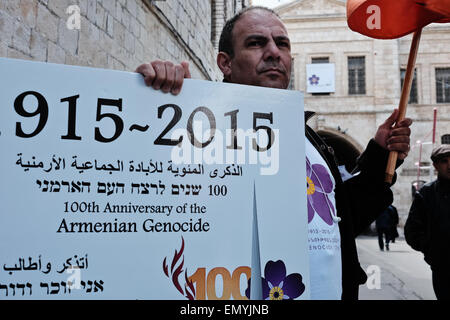 Jerusalem. 24. April 2015. Armenier marschieren durch das armenische Viertel in der Altstadt gegenüber der türkischen Konsulat mit Fahnen und Protest Zeichen zum Gedenken an den 100. Jahrestag des Völkermords an den Armeniern verübt durch die Osmanen im ersten Weltkrieg gegen die Christen von Anatolien. Die Armenier fordern 1,5 Millionen Opfer. Türkei leugnet Verantwortung. Bildnachweis: Nir Alon/Alamy Live-Nachrichten Stockfoto