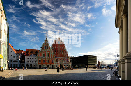 Panorama aus mehreren frames Rathausplatz mit Touristen und das Schwarzhäupterhaus in Riga an einem sonnigen Tag im zeitigen Frühjahr. Stockfoto