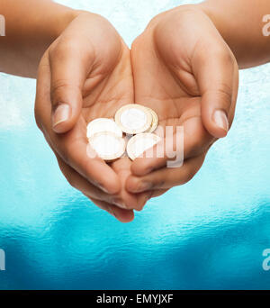 Womans schalenförmige Hände mit Euro-Münzen Stockfoto