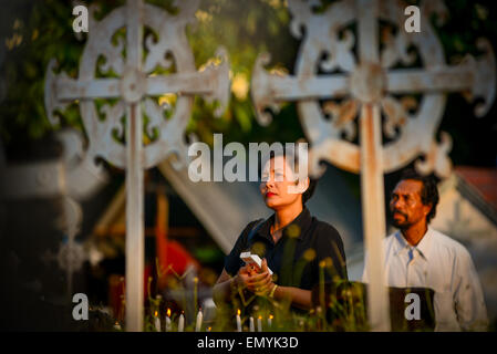 Frau betet auf dem Friedhof der Kathedrale von Larantuka, Insel Flores, Indonesien. Stockfoto