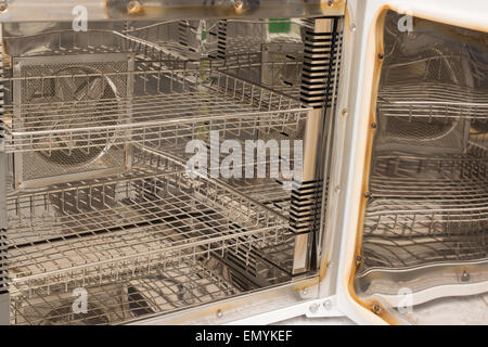 Das ist in einem Dampfsterilisator mit offener Tür. Stockfoto