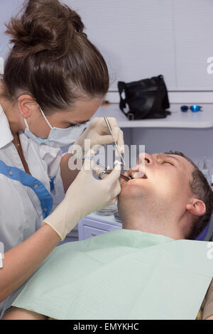 Der Arzt gibt der Zahnarzt dem Patienten eine Spritze für die Betäubung vor der Behandlung. Stockfoto