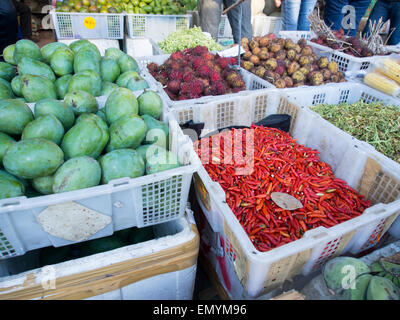 Stände von Obst und Gemüse auf dem lokalen Markt in der Stadt von Wamena. Stockfoto