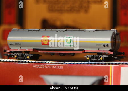 Eine Reihe von Bildern zeigen, Modellbahn, Züge, Lokomotiven, Wagen, Kutschen aus der ganzen Welt in HO und OO messen oder Stockfoto