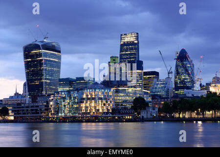 City of London Skyline in der Abenddämmerung, UK. Die Gurke, Leadenhall einschließlich Gebäude und das Walkie Talkie-Gebäude. Stockfoto