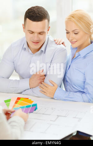 paar auf der Suche auf Blaupause und Farbe Proben Stockfoto
