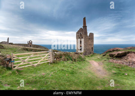 Die Ruinen der Wheal Owles und alten Maschinenhaus aus Kupfer Bergbau auf Klippen am Botallack an der kornischen Küste, auch in TV-Se verwendet Stockfoto