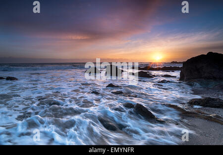 Sonnenuntergang am Strand von Finnygook Portwrinkle in Süd-Ost-Cornwall Stockfoto