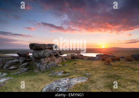 Atemberaubenden Sonnenuntergang über Siblyback See aus Tregarrick Tor auf Bodmin Moor in Cornwall Stockfoto