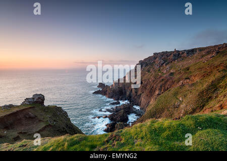 Maschinenhäuser thront auf dem Rand des steilen schroffen Klippen auf Botallack in der Nähe von Lands End in Cornwall Stockfoto