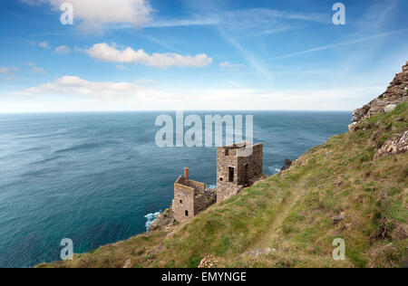 Ruinen der Kupferminen auf dem South West Coast Path auf Botallack im äußersten Westen von Cornwall Stockfoto