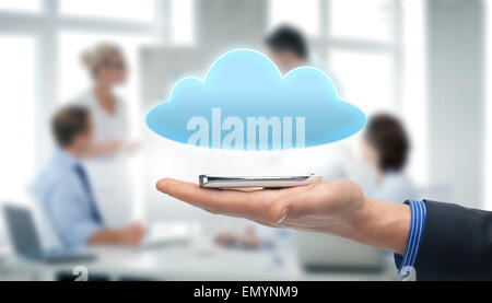 Hand mit Smartphone mit cloud Stockfoto