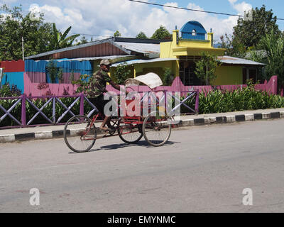 Wamena, Indonesien - 23. Januar 2015: Eine Rikscha-Fahrer. Junge, dunkle Haut junge wartet auf einen Client auf der Straße von Wamena Stockfoto