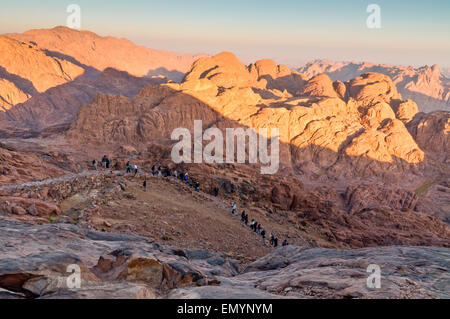 Pilger und Touristen auf dem Weg vom Berg Sinai Gipfel Stockfoto