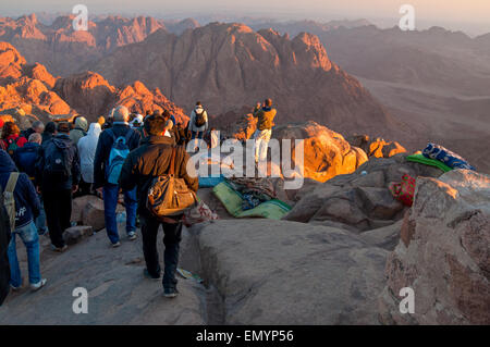 Pilger und Touristen auf dem Weg vom Berg Sinai Gipfel in den frühen Morgenstunden Stockfoto