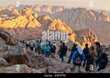 Pilger und Touristen auf dem Weg von den Berg Sinai Peak und Panorama Felsen des Berges Sinai Stockfoto